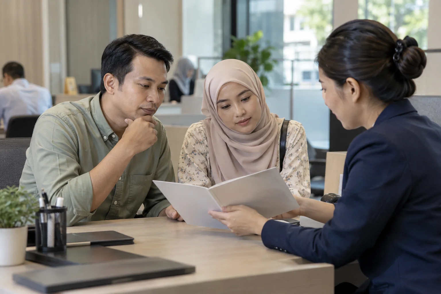 Ilustrasi pasangan meminta penerangan di bank