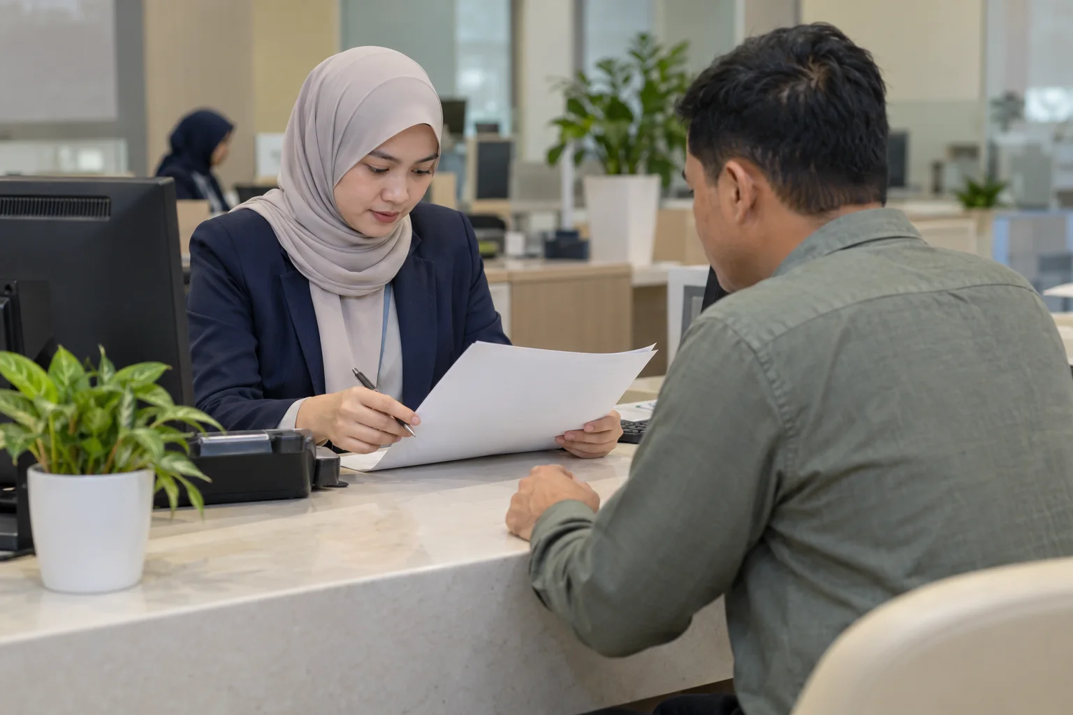 Ilustrasi pengesahan borang bayaran di bank