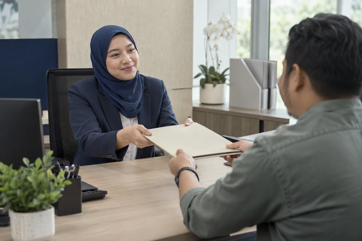 Ilustrasi pelanggan menerima semula dokumen daripada bank
